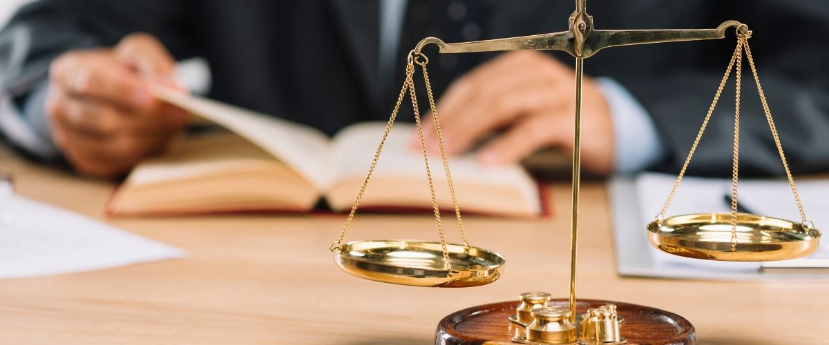 Qual a diferença entre apoio jurídico e judiciário?